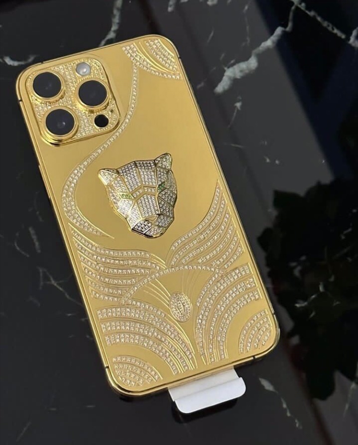 24Kt Gold Housing With Full Crystal For iPhone 11/11 pro/11 Pro